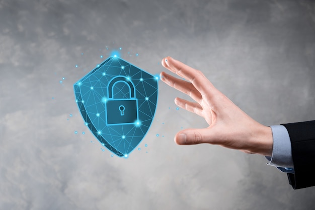 Imprenditore tenere basso poli poligono scudo con un'icona a lucchetto. Concetto di sistema di accesso sicuro. Garanzia finanziaria aziendale per investimenti. Concetto di antivirus. Sicurezza tecnologica. Rete di protezione, dati sicuri.