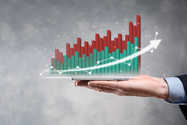 Imprenditore tenere premuto il disegno sullo schermo grafico in crescita, freccia dell'icona di crescita positiva
