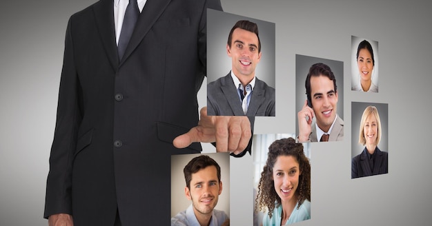 Imprenditore toccando le immagini del profilo di dirigenti aziendali