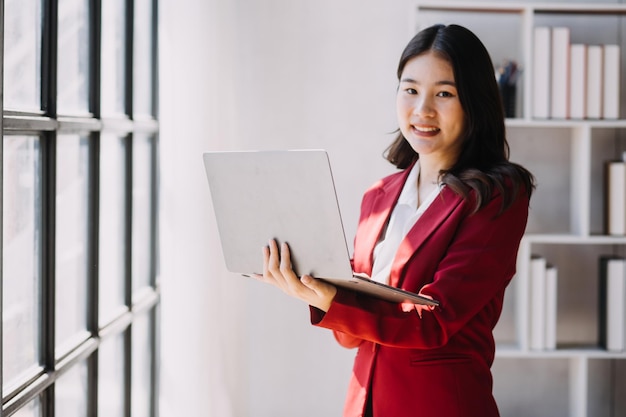 Imprenditore uomo d'affari asiatico e donna d'affari che discutono di un nuovo progetto di business in tablet nel moderno Meeting In Modern Office Business asiatico concetto casual