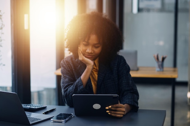 Imprenditore uomo d'affari asiatico e donna d'affari che discutono di un nuovo progetto di business in tablet nel moderno Meeting In Modern Office Business asiatico concetto casual