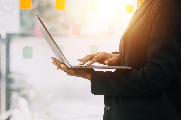 Imprenditore uomo d'affari asiatico e donna d'affari che discutono di un nuovo progetto di business in tablet nel moderno Meeting In Modern Office Business asiatico concetto casual