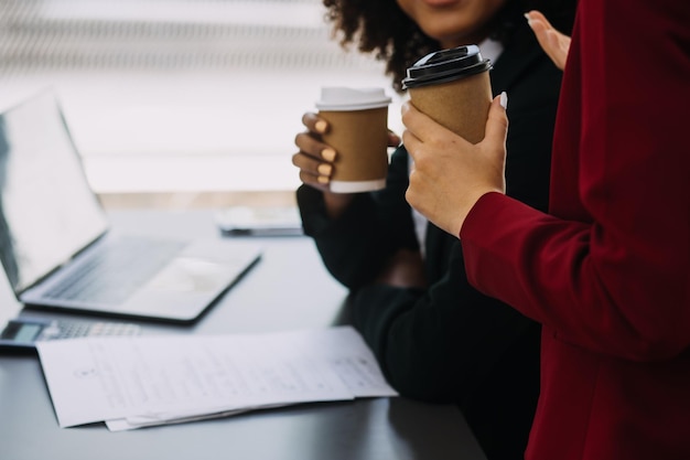 Imprenditore uomo d'affari asiatico e donna d'affari che discutono di un nuovo progetto di business in tablet nel moderno Meeting In Modern Office Business asiatico concetto casual