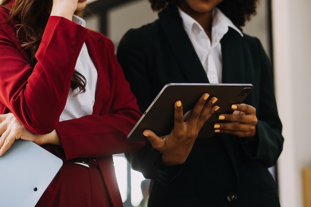 Imprenditore uomo d'affari asiatico e donna d'affari che discutono di un nuovo progetto di business in tablet nel moderno Meeting In Modern Office Business asiatico concetto casual