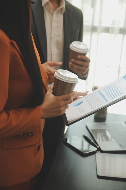 Imprenditore uomo d'affari asiatico e donna d'affari che discutono di un nuovo progetto di business in tablet nel moderno Meeting In Modern Office Business asiatico concetto casual