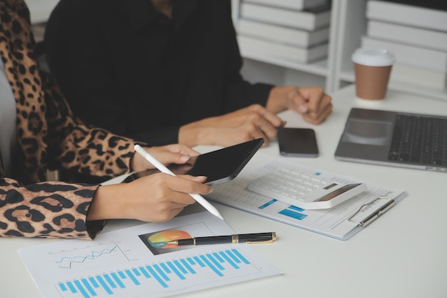 Imprenditore uomo d'affari asiatico e donna d'affari che discutono di un nuovo progetto di business in tablet nel moderno Meeting In Modern Office Business asiatico concetto casual