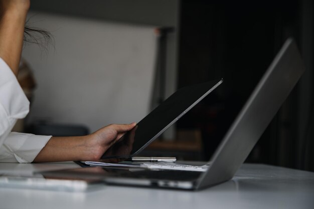 Imprenditore uomo d'affari asiatico e donna d'affari che discutono di un nuovo progetto di business in tablet nel moderno Meeting In Modern Office Business asiatico concetto casual