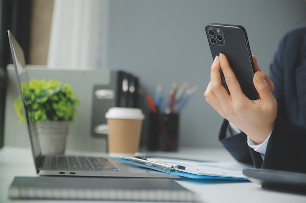 Imprenditore uomo d'affari asiatico e donna d'affari che discutono di un nuovo progetto di business in tablet nel moderno Meeting In Modern Office Business asiatico concetto casual