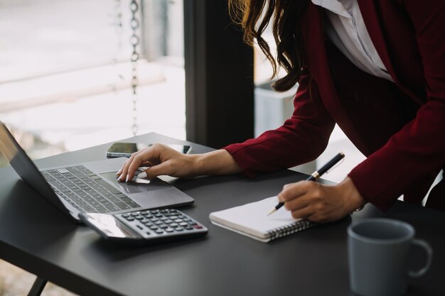 Imprenditore Uomo d'affari e donna d'affare asiatici che discutono di un nuovo progetto aziendale in tablet in moderno Meeting In Modern Office concetto casuale aziendale asiatico