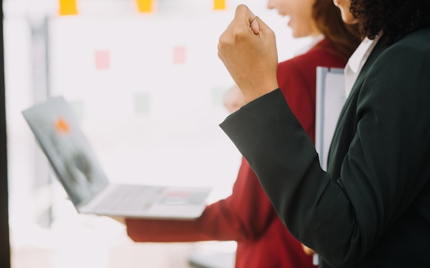 Imprenditore Uomo d'affari e donna d'affare asiatici che discutono di un nuovo progetto aziendale in tablet in moderno Meeting In Modern Office concetto casuale aziendale asiatico