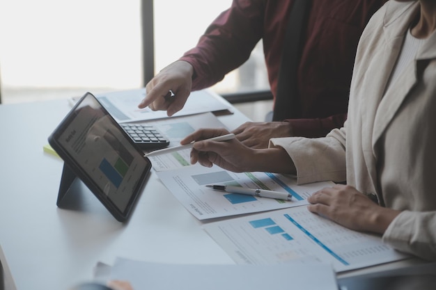 Imprenditore Uomo d'affari e donna d'affare asiatici che discutono di un nuovo progetto aziendale in tablet in moderno Meeting In Modern Office concetto casuale aziendale asiatico