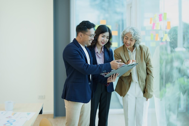 Imprenditori asiatici e uomini d'affari che si incontrano in una sala conferenze nella pianificazione aziendale, budget finanziario e valutazione del rischio di investimento per analizzare i gruppi di clienti per aumentare la crescita dell'azienda