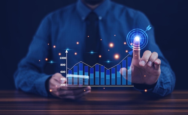 Imprenditori che analizzano il bilancio finanziario dell'azienda lavorando con la grafica virtuale digitale