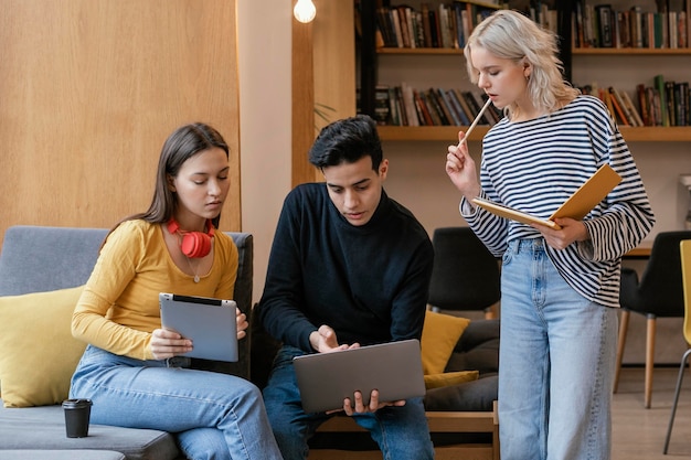 Imprenditori di start-up che discutono strategie