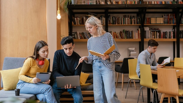 Imprenditori di start-up che discutono strategie