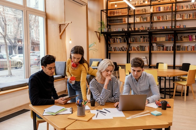 Imprenditori di start-up che discutono strategie