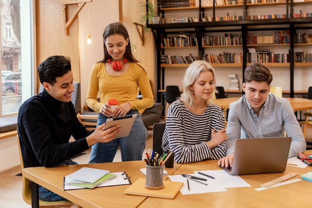 Imprenditori di start-up che discutono strategie