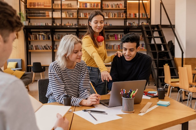 Imprenditori di start-up che discutono strategie