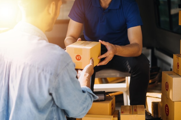 Imprenditori Piccole imprese PMI Uomini indipendenti che lavorano a casa Utilizzano smartphone e portatili per il controllo commerciale Marketing online Confezioni di confezioni Venditori PMI concetto e-commerce Team vendite online