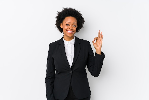 Imprenditrice afroamericana di mezza età allegra e fiduciosa che mostra gesto giusto.
