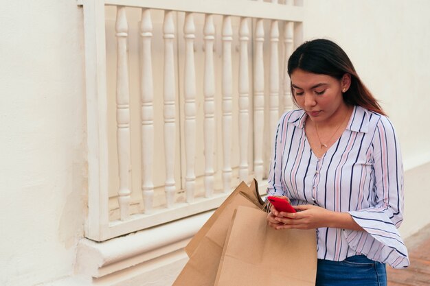 Imprenditrice al telefono in strada