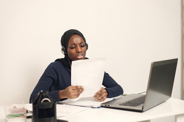 Imprenditrice araba che lavora su un computer portatile nel suo ufficio