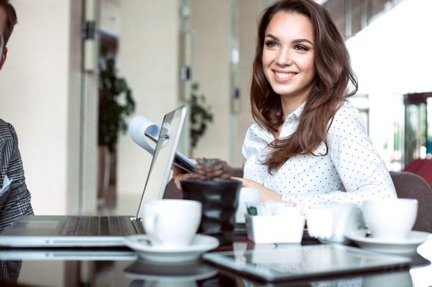 Imprenditrice bere caffè o tè in una caffetteria.