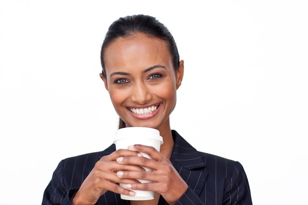 Imprenditrice bevendo un caffè caldo