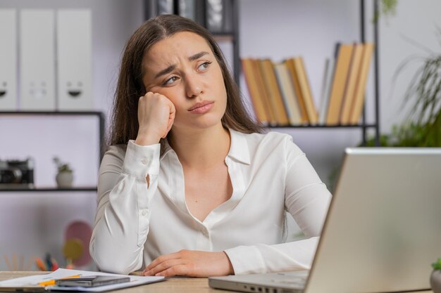 Imprenditrice caucasica preoccupata per problemi finanziari stress denaro debito perdita di bilancio bancarotta