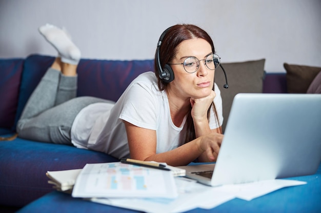 Imprenditrice che lavora in internet a casa durante l'isolamento