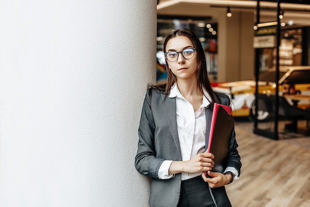 Imprenditrice con documenti per il lavoro