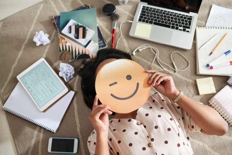 Foto imprenditrice con la faccia sorridente nelle mani