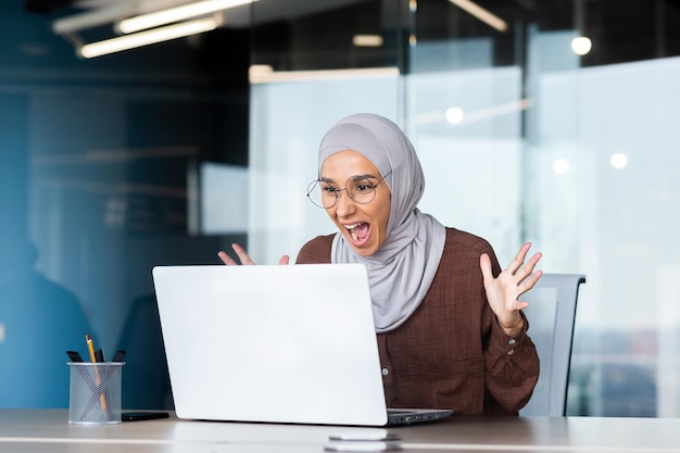 Imprenditrice di successo in hijab che celebra la vittoria e il successo dei risultati donna