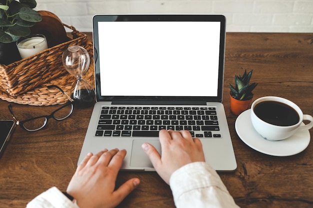 Imprenditrice digitando sul computer portatile sul posto di lavoro Donna che lavora in tastiera a casa ufficio mano