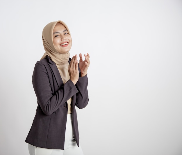 Imprenditrice donna che indossa hijab applausi sorridenti, concetto di lavoro d'ufficio isolato