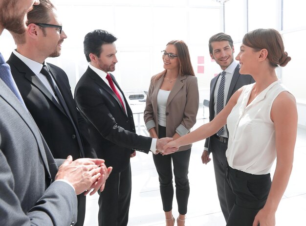 Imprenditrice e uomo si stringono la mano in ufficio