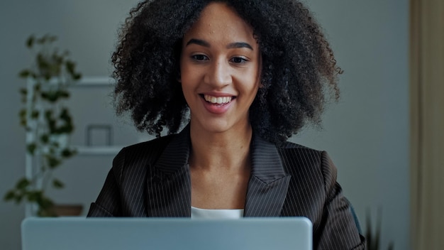 Imprenditrice freelance insegnante donna etnica africana parla di videochiamata con la conferenza online del cliente