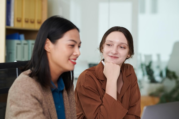 Imprenditrice guardando collega di talento