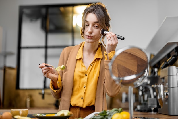 Imprenditrice ha fretta di lavorare la mattina