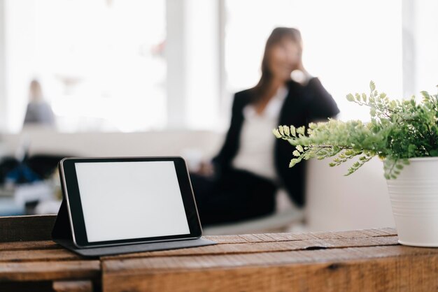 Imprenditrice in caffè con tavoletta digitale in primo piano