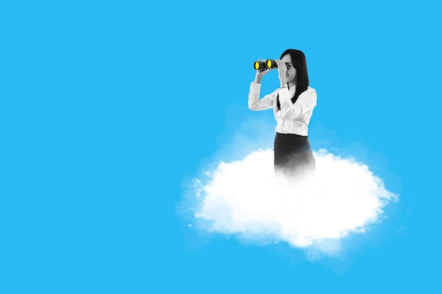 Imprenditrice in piedi sulla nuvola guardando attraverso il binocolo su sfondo blu