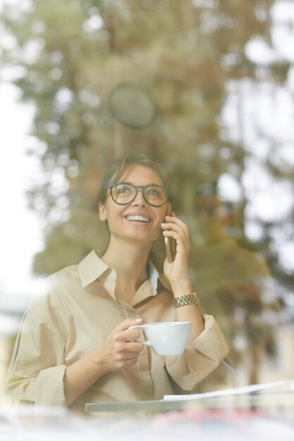 Imprenditrice in un caffè