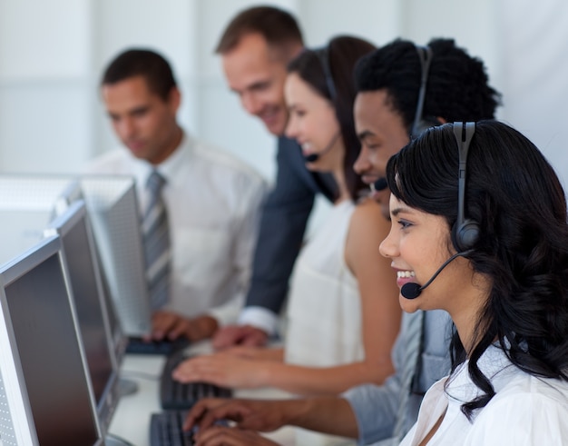 Imprenditrice in un call center con il suo team internazionale