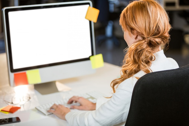 imprenditrice lavorando sul computer