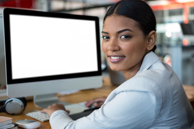 Imprenditrice lavorando sul computer