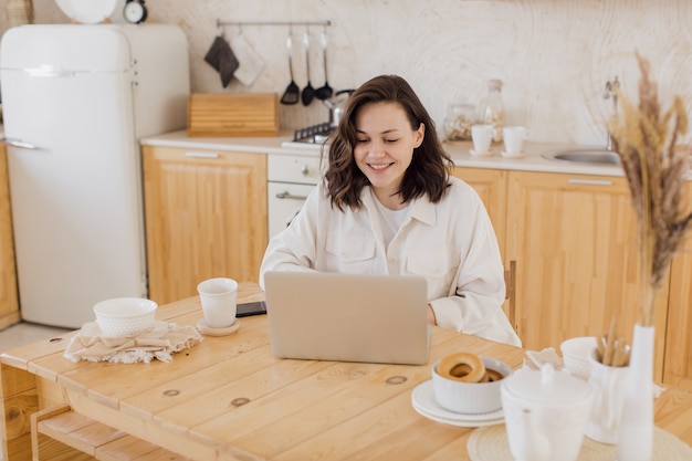 Imprenditrice nell'avere una chat video sul lavoro remoto del laptop o studiare da casa