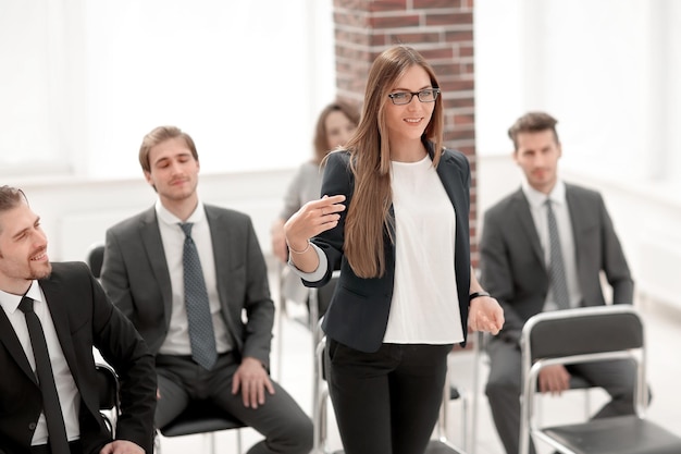 Imprenditrice rivolgendosi ai delegati alla conferenza