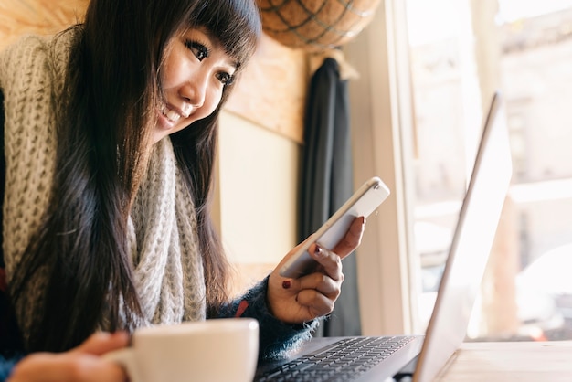 Imprenditrice utilizzando il suo computer portatile nel Coffee Shop. concetto di affari