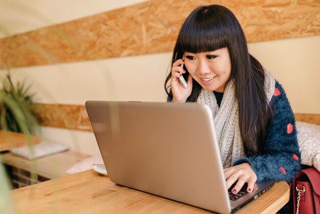 Imprenditrice utilizzando il suo computer portatile nel Coffee Shop. concetto di affari