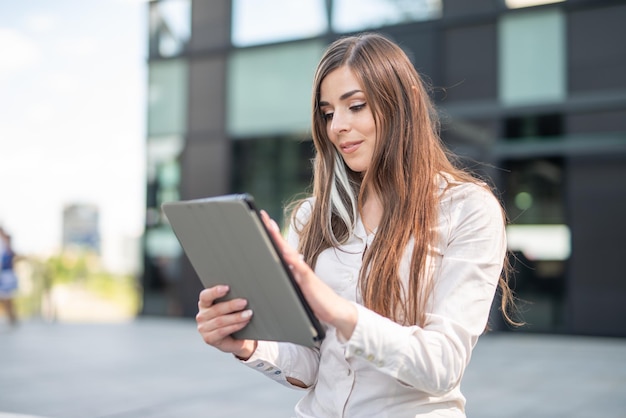 Imprenditrice utilizzando un tablet all'aperto